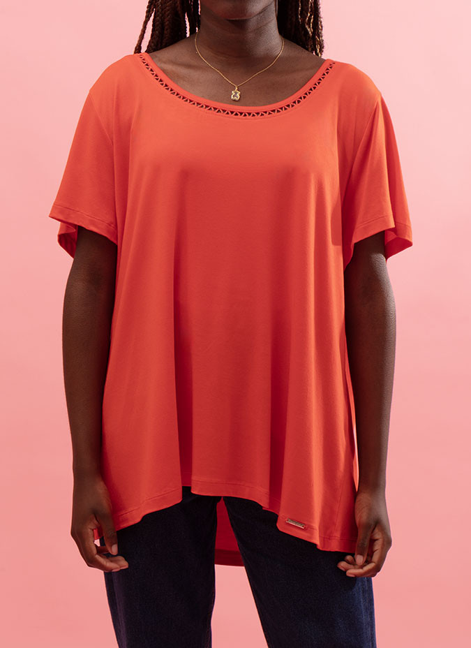 T-shirt lisa com decote redondo Lindy