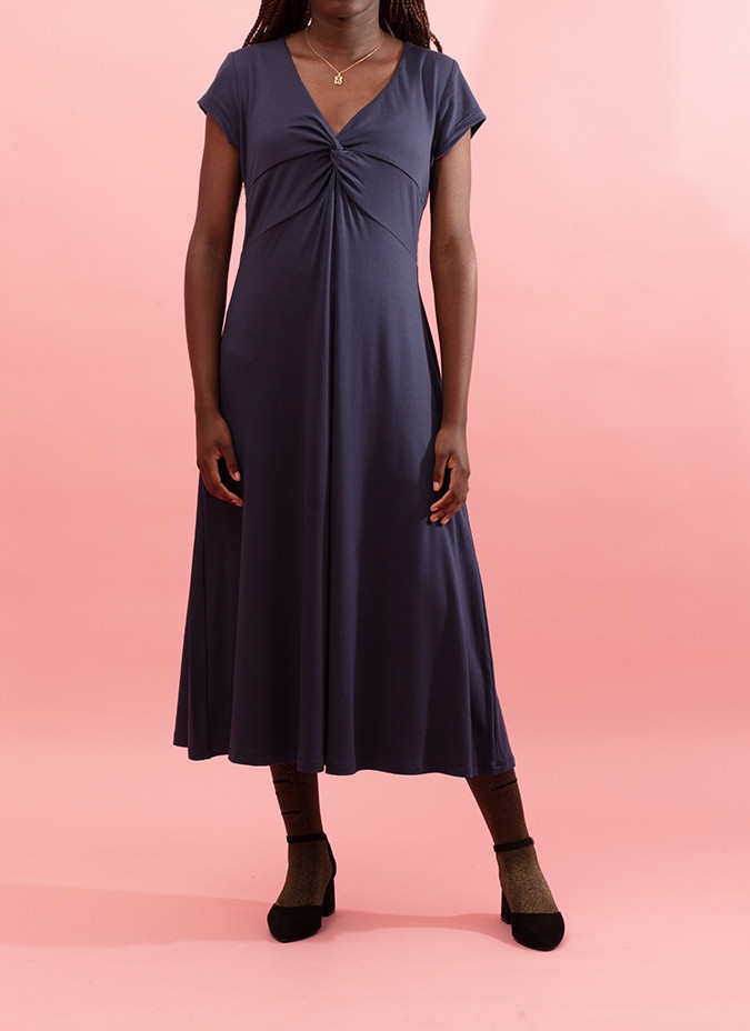 Vestido liso com decote em bico Laisha